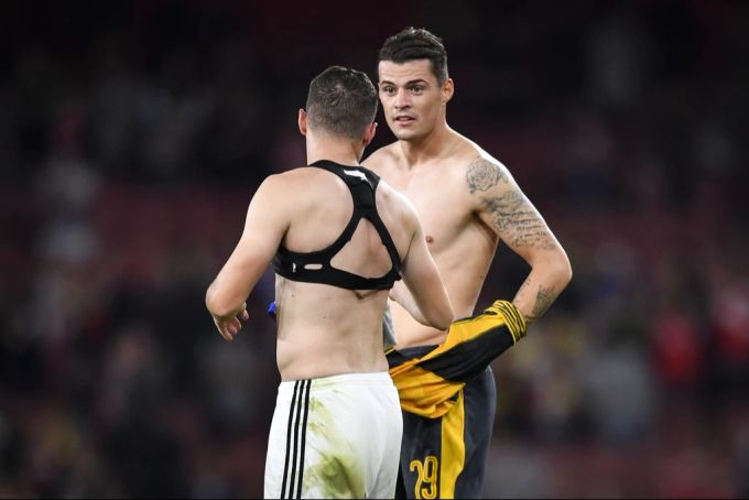 Granit Xhaka und Taulant Xhaka tauschen Trikots nach der Partie zwischen dem FC Basel und dem FC Arsenal. (Archivbild) FC Basel