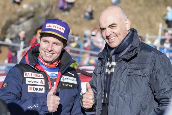 Bundesrat Alain Berset feiert mit Beat Feuz dessen Sieg am Lauberhorn am 13. Januar 2018. Alain Berset Beat Feuz