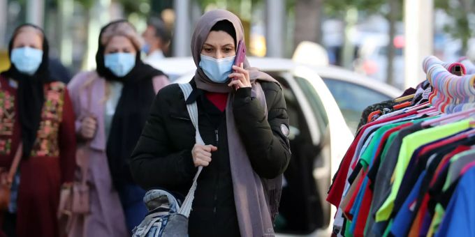 Iraner mit Gesichtsmasken gehen in einer Strasse in Teheran, Iran, 29. März 2021. Coronavirus situation in Iran