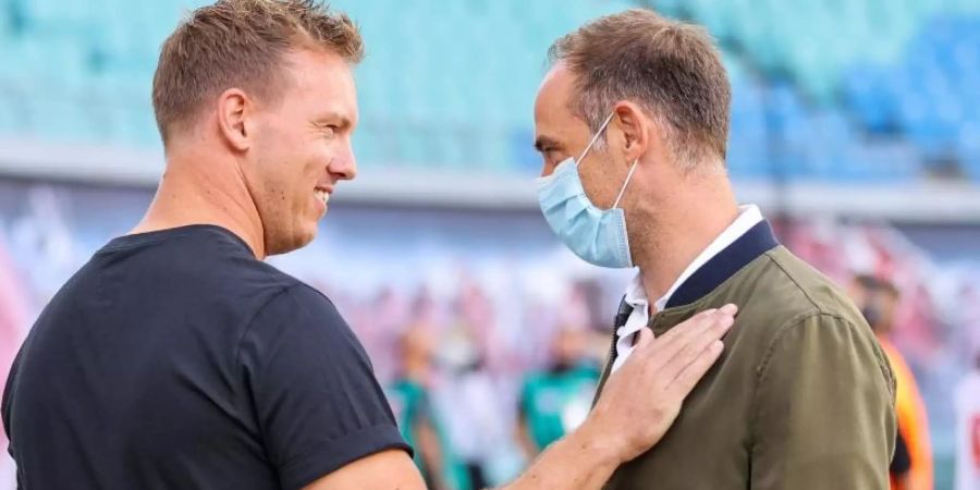 RB-Geschäftsführer Oliver Mintzlaff (r) gibt sich wegen angeblichen Gerüchten um Leipzig-Coach Leipzigs Trainer Julian Nagelsmann völlig entspannt. Foto: Jan Woitas/dpa-Zentralbild/dpa