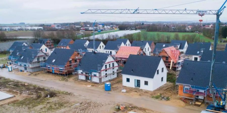Einfamilienhäuser werden in der Region Hannover gebaut. Foto: Julian Stratenschulte/dpa/Archiv