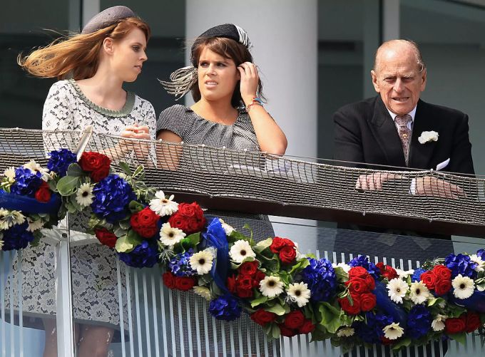 Prinzessin Beatrice (L), ihre Schwester Prinzessin Eugenie und Prinz Philip im Jahr 2012 (Archiv). Prinz Philip
