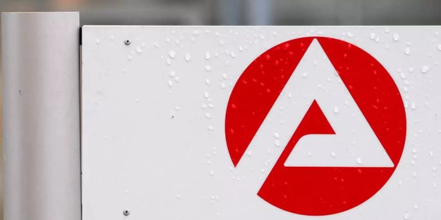Die Zahl der Arbeitslosen in Deutschland wird der IAB-Prognose zufolge im Jahresdurchschnitt 2021 um 110.000 Menschen zurückgehen. Foto: Hendrik Schmidt/dpa-Zentralbild/dpa