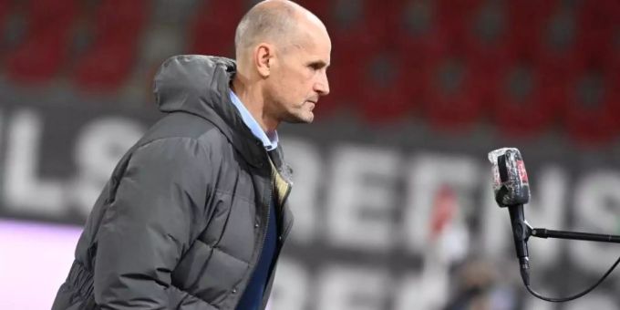 Augsburgs Trainer Heiko Herrlich befürwortet die Idee eines zweiwöchigen Corona-Trainingslagers für alle Vereine. Foto: Matthias Balk/dpa Augsburgs Trainer Heiko Herrlich befürwortet die Idee eines zweiwöchigen Corona-Trainingslagers für alle Vereine. Foto: Matthias Balk/dpa