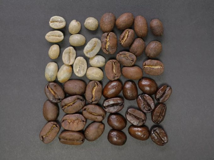 Die Rösttemperatur und Röstdauer von Kaffeebohnen führen zu einer bestimmten Farbe und entfalten so verschiedene Geschmacksnuancen. Verschiedene Kaffeeröstungen.