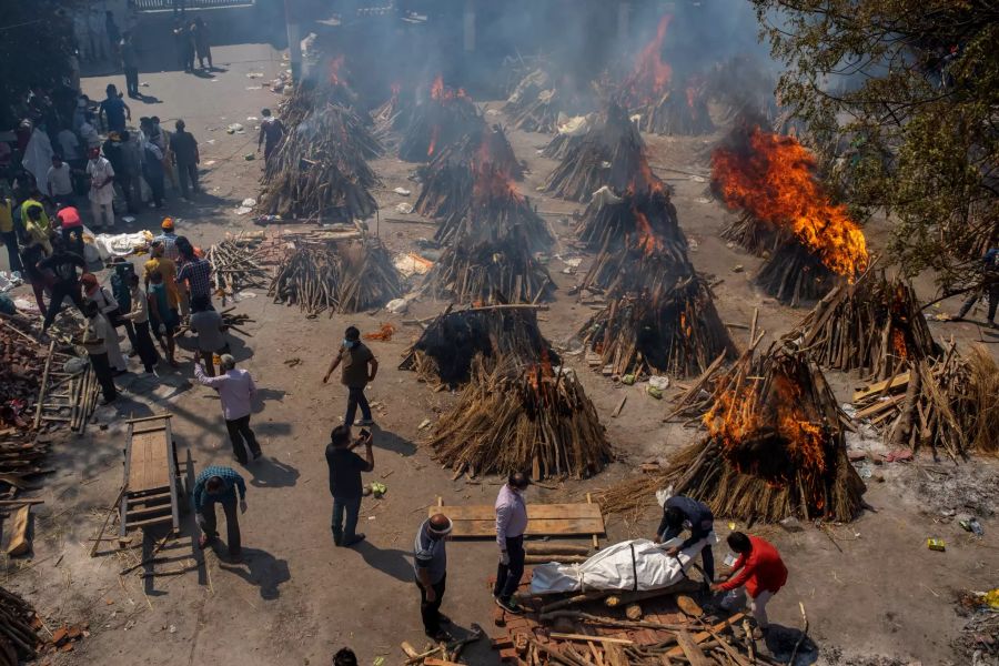 In Indien wurden wegen der vielen Corona-Toten bereits Not-Krematorien unter freiem Himmel aufgebaut.