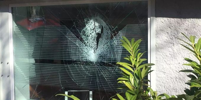 Die Kugel hinterliess ein riesiges Loch im Schaufenster. Bern Marzili