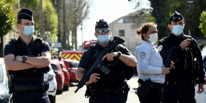 Polizisten sperren eine Strasse in der Nähe des Tatorts Polizisten sperren eine Strasse in der Nähe des Tatorts