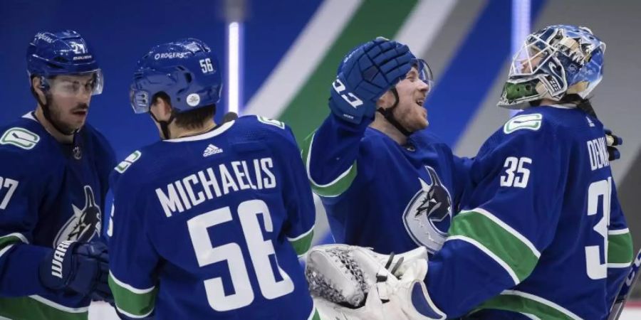 Bei den Vancouver Canucks ist Marc Michaelis (2.v.l.) einer von vielen Profis auf der Corona-Liste. Foto: Darryl Dyck/The Canadian Press/AP/dpa
