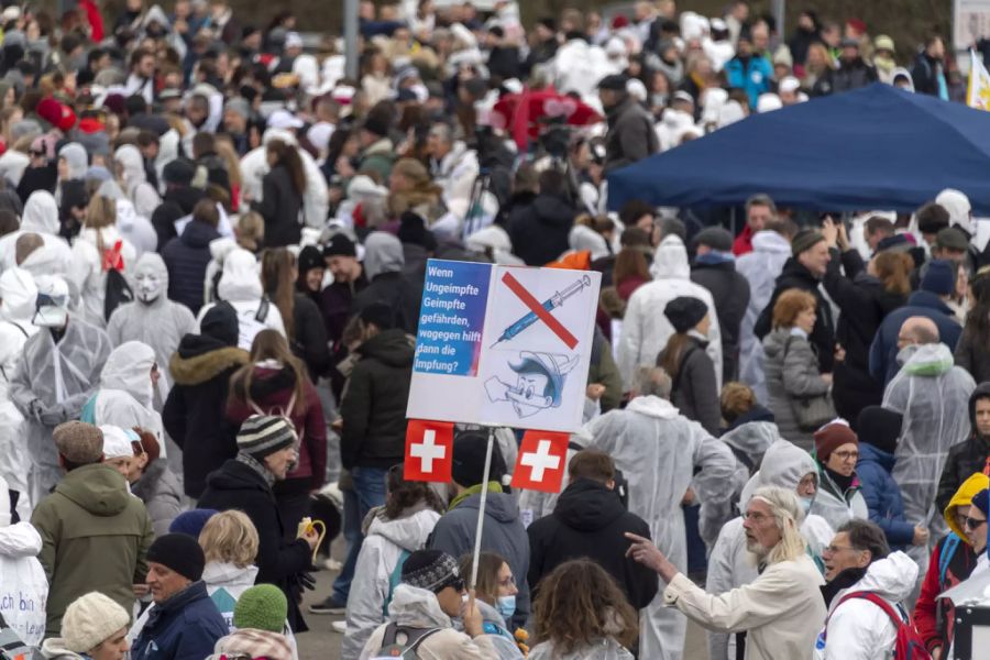 Die Teilnehmer des Protestzuges trugen kaum Schutzmasken, auch der Sicherheitsabstand wurde nicht eingehalten.