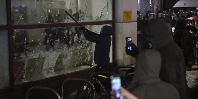 Die Demo in Bristol gegen ein neues Polizeigesetz begann zunächst friedlich, endete jedoch mit gewaltsamen Ausschreitungen. Bristol Polizeiwache
