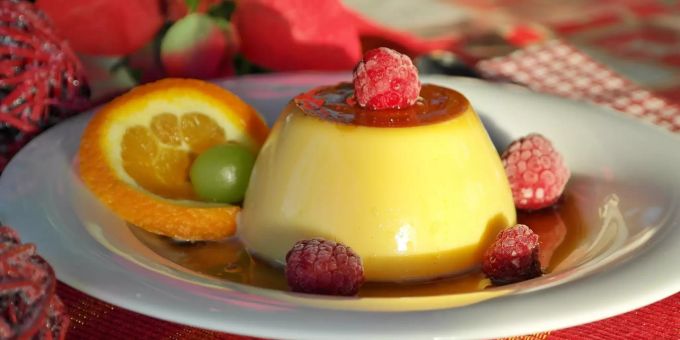 Vanillepudding mit Himbeeren. Vanillepudding