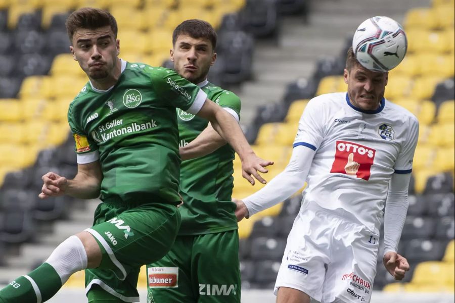 Luzerns Pascal Schürpf (r.) im Duell mit Betim Fazliji (l.) vom FC St.Gallen.