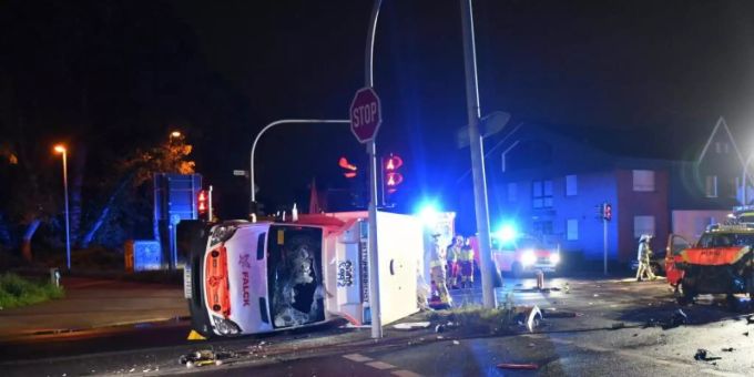 Ein Rettungswagen und ein Notarzteinsatzfahrzeug der Feuerwehr Herne sind kollidiert. Die vier bei dem Unfall verletzten Menschen kamen in Krankenhäuser, konnten diese dann aber mit Schürfwunden und Prellungen wieder verlassen. Foto: Daniel Knopp/News-Report-NRW/dpa Ein Rettungswagen und ein Notarzteinsatzfahrzeug der Feuerwehr Herne sind kollidiert. Die vier bei dem Unfall verletzten Menschen kamen in Krankenhäuser, konnten diese dann aber mit Schürfwunden und Prellungen wieder verlassen. Foto: Daniel Knopp/News-Report-NRW/dpa