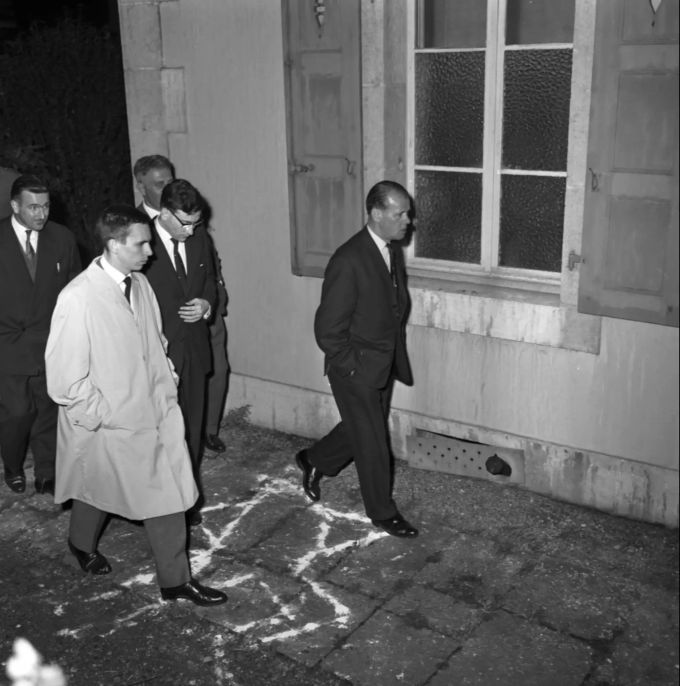 Lokaltermin an der Rue du Lyon, wo Richard Bauer (mit Brille) in der Nacht vom 8. auf den 9. November 1957 seinen Schwiegervater Leo Geisser ums Leben brachte. Richard Bauer