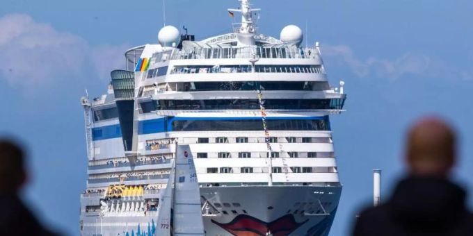 Einwohner der Hansestadt Rostock und Kreuzfahrtfans begrüssen das Kreuzfahrtschiff «Aidasol» beim Einlaufen in den Hafen. Foto: Jens Büttner/dpa-Zentralbild/dpa Einwohner der Hansestadt Rostock und Kreuzfahrtfans begrüssen das Kreuzfahrtschiff «Aidasol» beim Einlaufen in den Hafen. Foto: Jens Büttner/dpa-Zentralbild/dpa