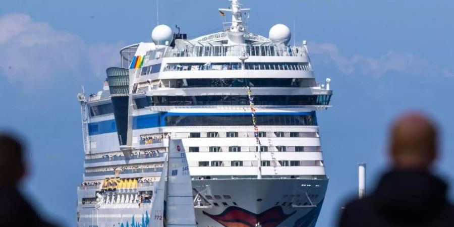 Einwohner der Hansestadt Rostock und Kreuzfahrtfans begrüssen das Kreuzfahrtschiff «Aidasol» beim Einlaufen in den Hafen. Foto: Jens Büttner/dpa-Zentralbild/dpa