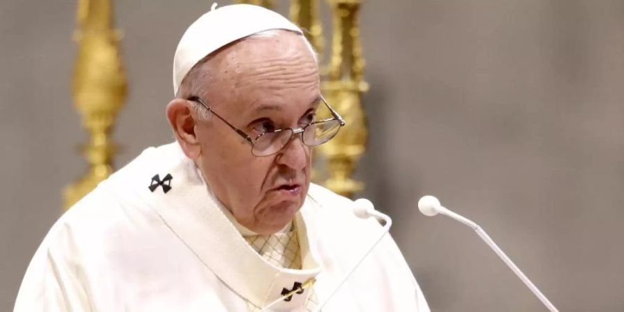 Papst Franziskus spricht während einer Zeremonie zur Weihe von neun neuen Priestern. (Archivbild). Foto: Andrew Medichini/AP/dpa