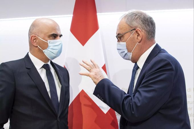Bundespräsident Guy Parmelin, rechts, und Bundesrat Alain Berset äussern sich an einer Medienkonferenz zu Covid-19-Massnahmen, am Mittwoch, 12. Mai 2021, in Bern. coronavirus