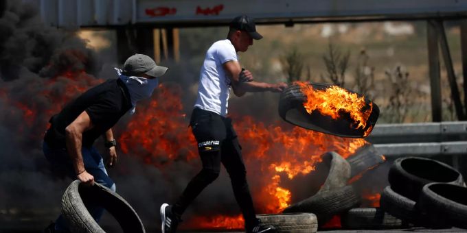 Demonstranten verbrennen Reifen während eines Anti-Israel-Protests am Huwwara-Kontrollpunkt in der Nähe der Westbank-Stadt Nablus. Konflikt in Nahost