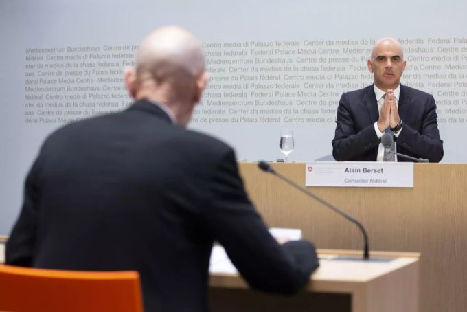 Bundesrat Alain Berset spricht an einer Medienkonferenz über das Coronavirus, mit Daniel Koch, ehemaliger BAG-Beamter, in der ersten Reihe (27. März 2020). Am 16 März rief der Bundesrat die ausserordentliche Lage aus. BAG Berset Coronavirus