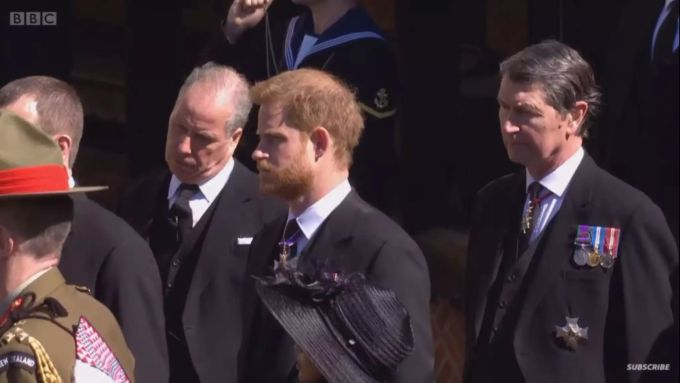 Prinz Harry vor der St. George's Chapel. hatty
