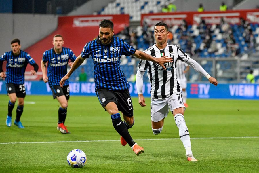 Jose Luis Palomino (l.) von Atalanta im Duell mit Juve-Superstar Cristiano Ronaldo (r.).