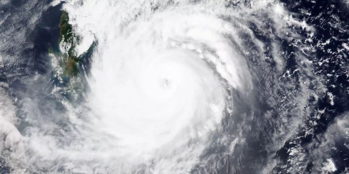 Der herannahende Taifun hat auf den Philippinen vorsorglich die Evakuierung von mehr als 100'000 Menschen veranlasst, obwohl der ungewöhnliche Sommersturm voraussichtlich nicht auf Land treffen wird. Taifun