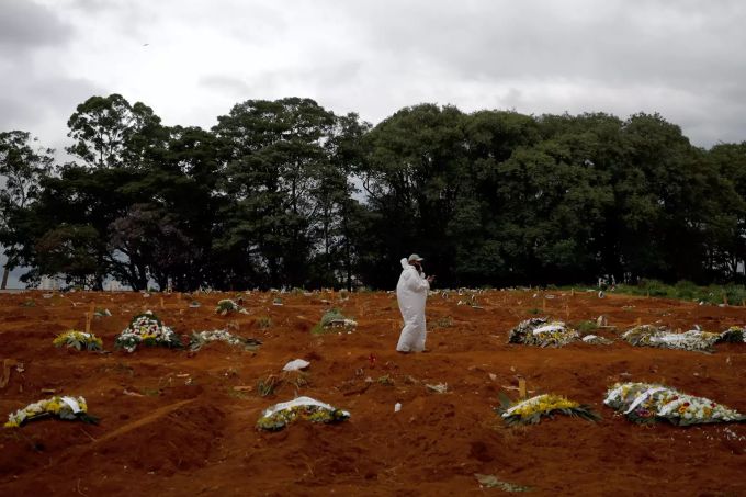Ein Mann läuft am 4. März 2021 nach der Beerdigung einer Person, die im Zusammenhang mit dem Coronavirus gestorben ist, über den Friedhof Viola Formosa in São Paulo. Coronavirus Brasilien