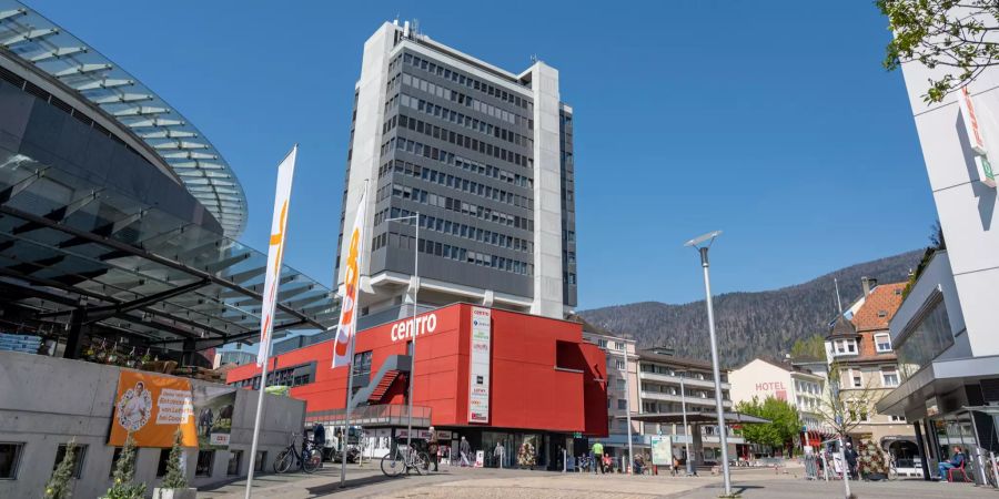 Centro Hochhaus mit Marktplatz und Coop in Grenchen.