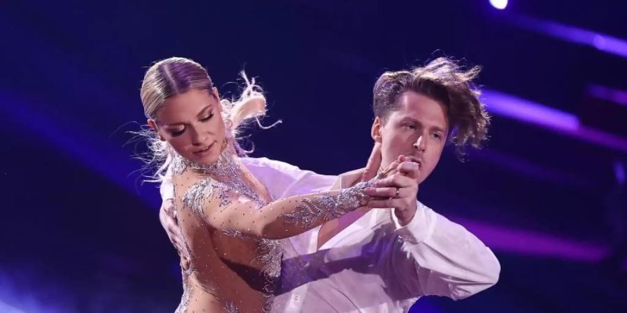 Schauspielerin Valentina Pahde und der Profitänzer Valentin Lusin bei «Let's Dance». Foto: Rolf Vennenbernd/dpa