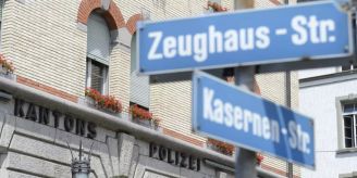 Langnau am Albis ZH - Unfallfahrer verursacht Flurschaden