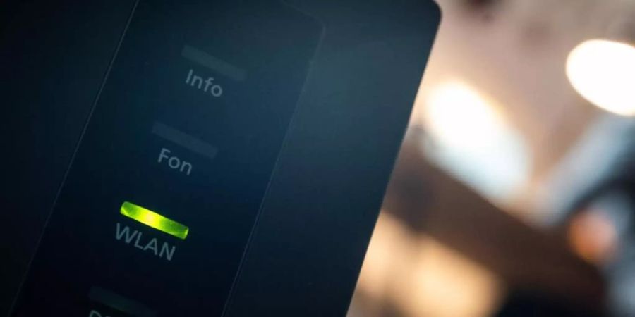 Ein Router, auf dem die LED für W-Lan und DSL leuchten, ist in einer Wohung zu sehen. Foto: Sebastian Gollnow/dpa