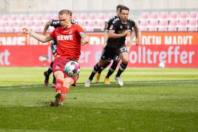Bitter: Ondrej Duda rutscht beim Penalty aus und verschiesst. 1. FC Köln Bundesliga