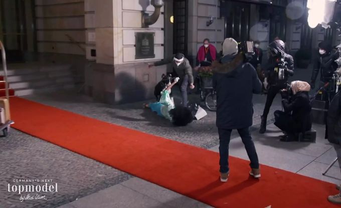 Ein Model fällt hin. Model fällt hin