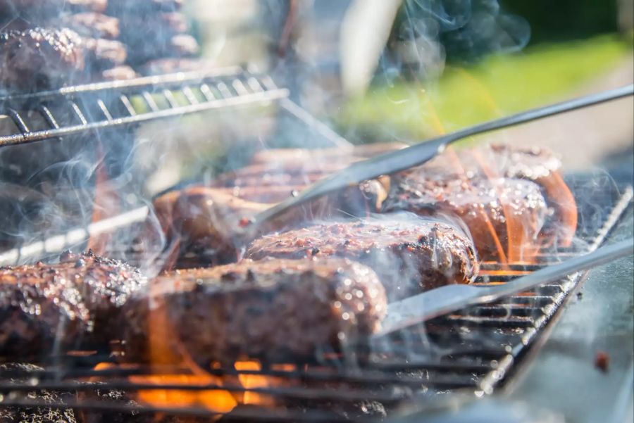 Fleisch auf Grill.