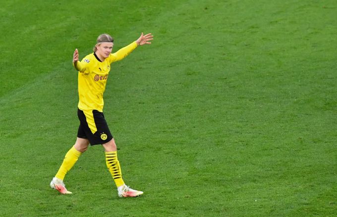 Erling Haaland ärgert sich, nachdem sein Tor zum 2:0 für den BVB gegen Sevilla im Achtelfinal-Rückspiel der Champions League aberkannt wird. BVB Sevilla Champions League