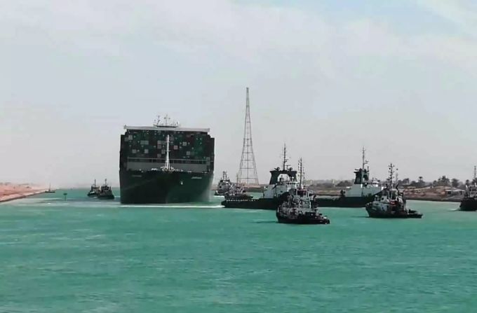Das Containerschiff «Ever Given» fährt in Begleitung von Schleppern über den Suezkanal. Nach tagelanger Blockade durch das riesige Containerschiff ist der Suezkanal wieder frei. Suezkanal