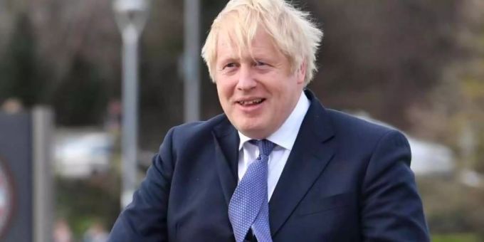 Premierminister Boris Johnson wirbt dafür, nach dem strengen Lockdown zur Eindämmung des Coronavirus wieder Sport zu treiben. boris johnson