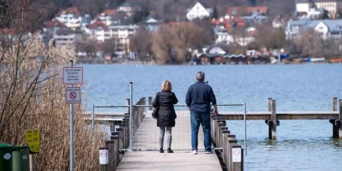 Ausflügler geniessen am Starnberger See die milden Temperaturen. Foto: Sven Hoppe/dpa Ausflügler geniessen am Starnberger See die milden Temperaturen. Foto: Sven Hoppe/dpa