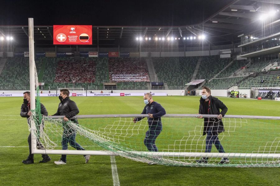 In St.Gallen muss vor dem Spiel der Schweizer Nati das Tor ausgewechselt werden.