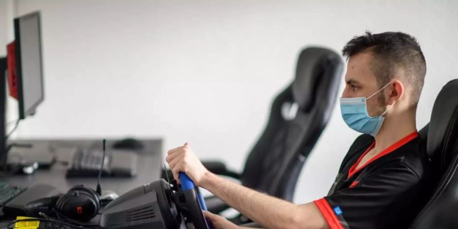 Der E-Sportler Alexander Förster vom Verein «Magdeburg eSport» trainiert an einem Computer mit einem Rennsportspiel. Sachsen-Anhalt fördert mit dem «E-Sport Hub» einen Knotenpunkt für wettbewerbsmässiges Spielen am Computer. Foto: Klaus-Dietmar Gabbert/dpa-Zentralbild/dpa