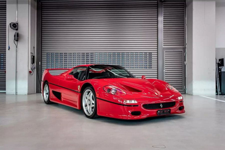 Eine Seltenheit – ein Ferrari F50, Baujahr 1996. Auch von diesem Ferrari trennte sich Sebastian Vettel.