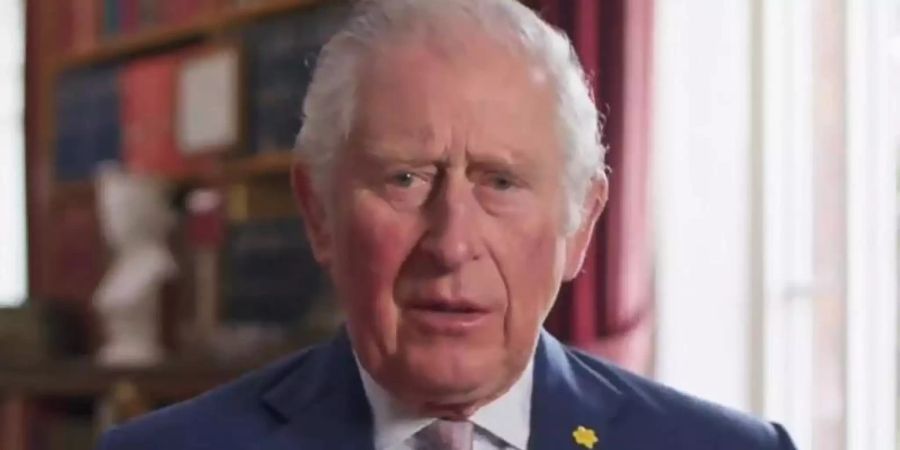In einer Videobotschaft erinnert Prinz Charles an diejenigen, die während der Corona-Pandemie gestorben sind. Foto: PA Media/Clarence House/dpa