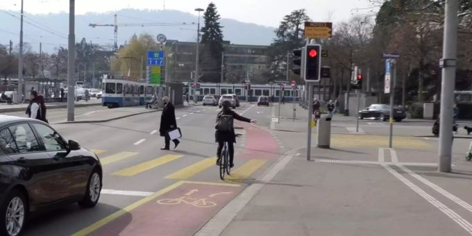 Seit Jahresbeginn dürfen Velofahrer bei signalisierten Kreuzungen bei Rot rechts abbiegen. Velo Verkehr