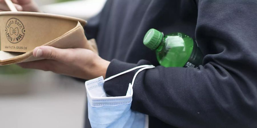 Mit den wärmeren Temperaturen kann man wieder mehr Aktivitäten draussen machen, wie etwa zu Mittag essen. Dort ist die Gefahr einer Ansteckung mit dem Coronavirus geringer. Dem Bundesamt für Gesundheit sind am Dienstag innerhalb von 24 Stunden 1844 neue Coronavirus-Ansteckungen gemeldet worden.