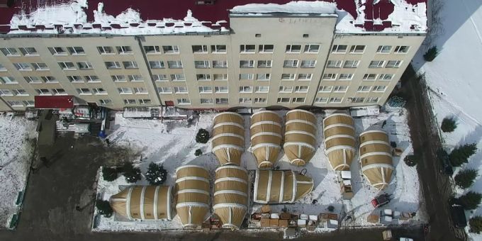 In der Westukraine müssen mit zelten zusätzliche Kapazitäten für Patienten mit dem Coronavirus geschaffen werden. Coronavirus Ukraine Spital Zelte