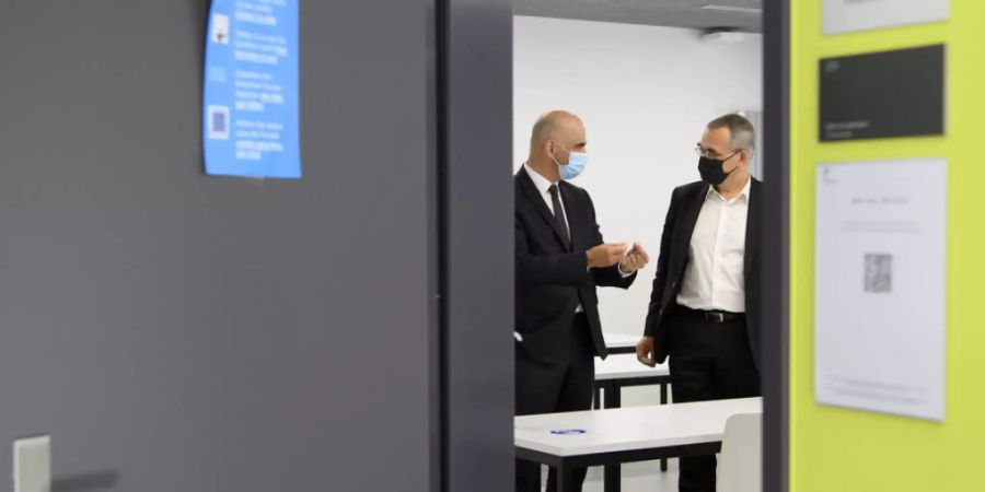 Bundesrat Alain Berset auf Besuch in seinem Heimatkanton - hier im Gespräch mit dem Freiburger Regierungspräsidenten Jean-François Steiert.