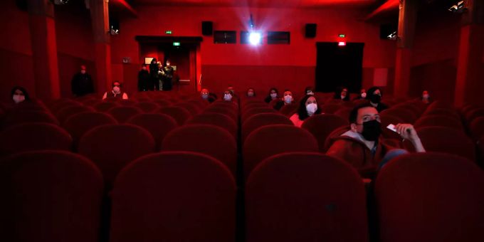 dpatopbilder - 26.04.2021, Italien, Mailand: Kinobesucher tragen einen Mund-Nasen-Schutz und sitzen von einander entfernt, während sie im Beltrade-Kino einen Film schauen. Coronavirus - Italien