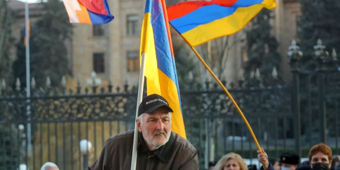 Oppositionelle Demonstranten halten armenische Fahnen bei einem Protest für den Rücktritt des armenischen Ministerpräsidenten Paschinjan. Krise in Armenien